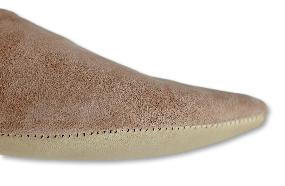 Babouches en Daim Beige pour Femme : Confort, Élégance Durable, et Charme Artisanal avec Bout Pointu
