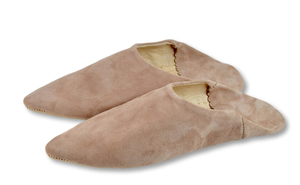Babouches en Daim Beige pour Femme : Confort, Élégance Durable, et Charme Artisanal avec Bout Pointu