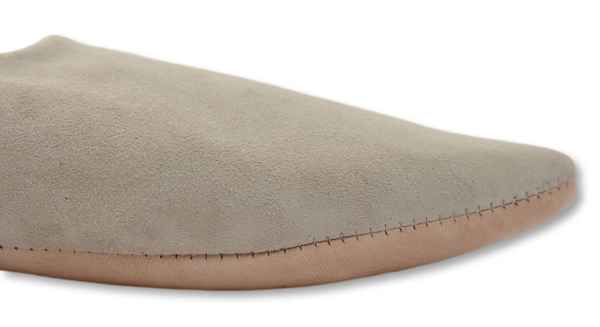Babouches en Daim Gris pour Femme : Confort, Élégance Durable, et Charme Artisanal avec Bout Pointu