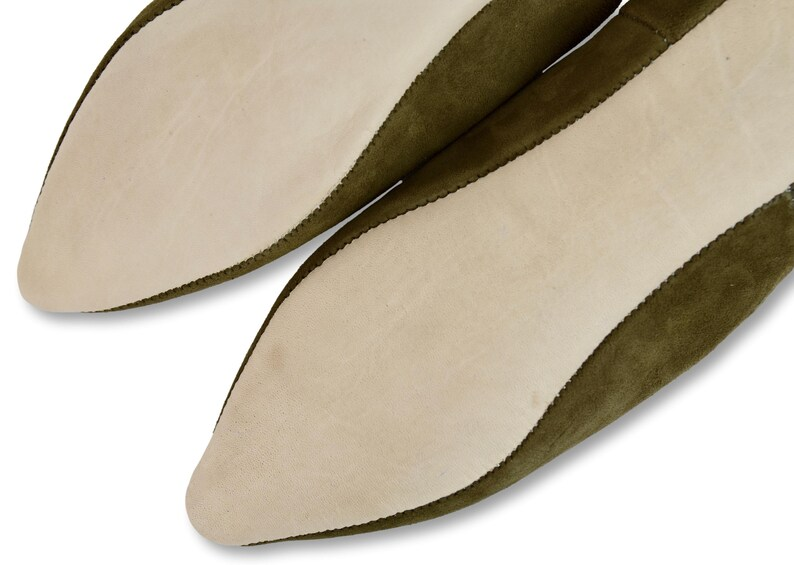 Babouches en Daim Olive pour Femme : Confort, Élégance Durable, et Charme Artisanal avec Bout Pointu