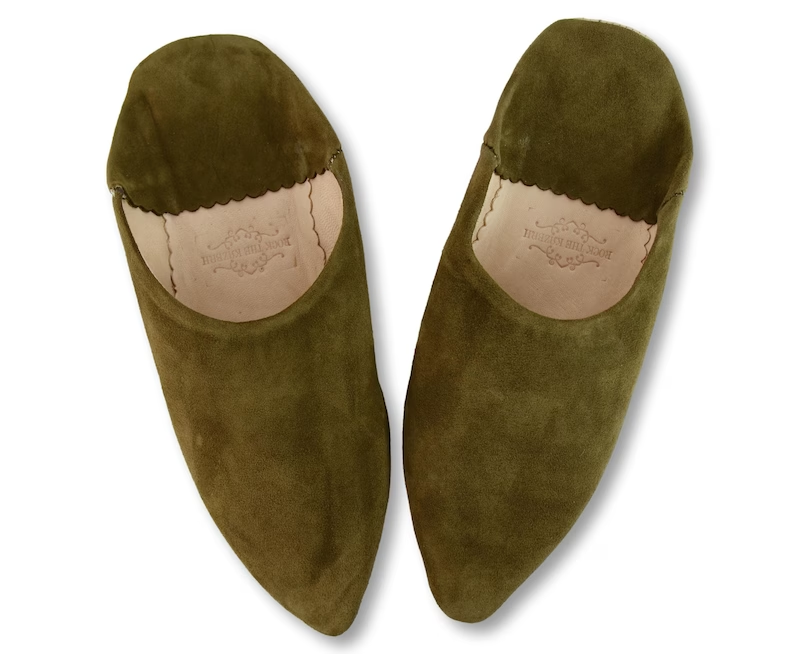Babouches en Daim Olive pour Femme : Confort, Élégance Durable, et Charme Artisanal avec Bout Pointu