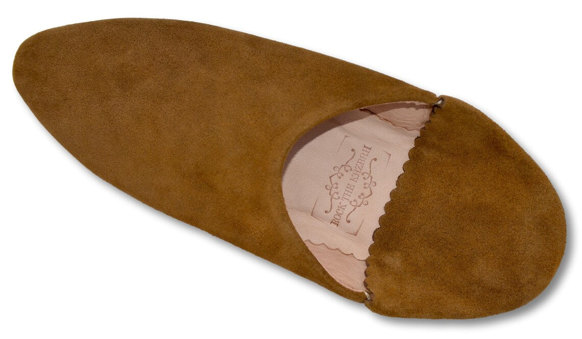 Babouches en Daim Marron Camel pour Femme : Confort, Élégance Durable, et Charme Artisanal avec Bout Pointu