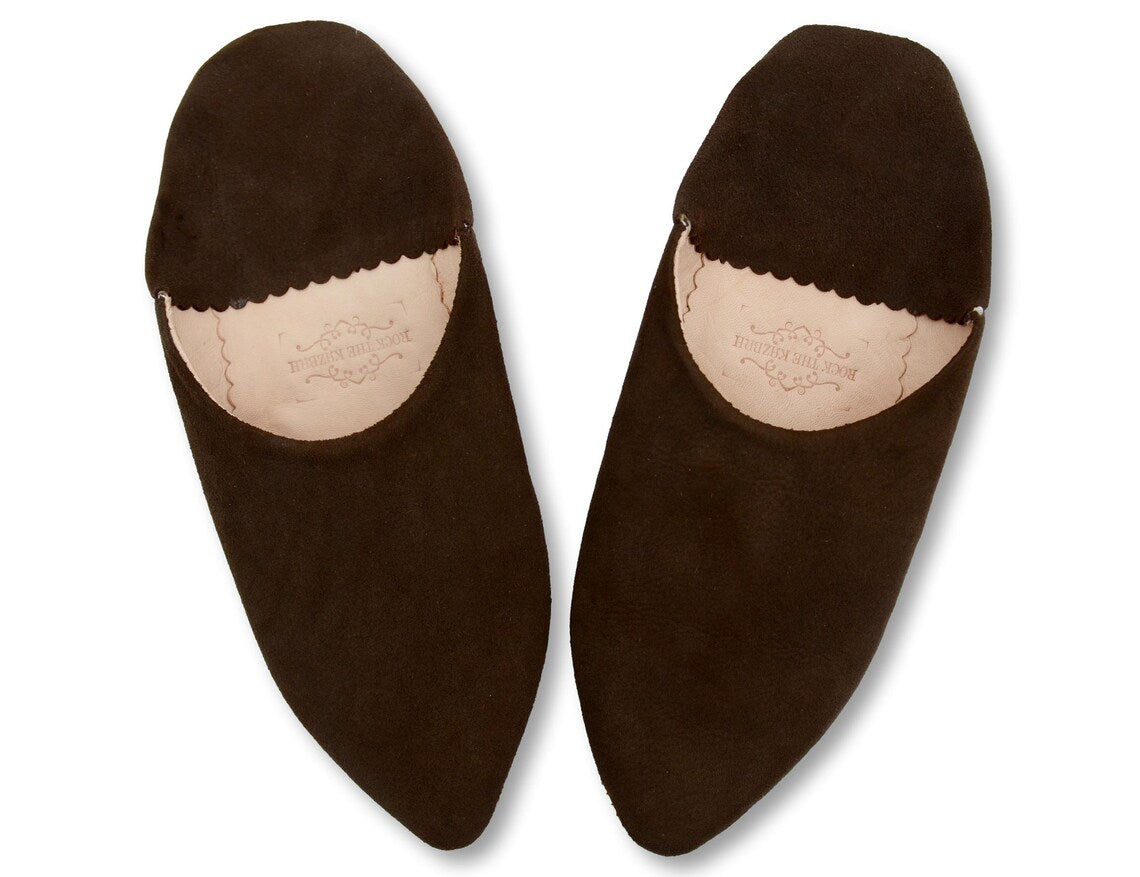 Babouches en Daim Marron foncé pour Femme : Confort, Élégance Durable, et Charme Artisanal avec Bout Pointu