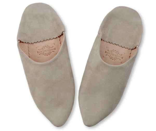 Babouches en Daim Gris pour Femme : Confort, Élégance Durable, et Charme Artisanal avec Bout Pointu