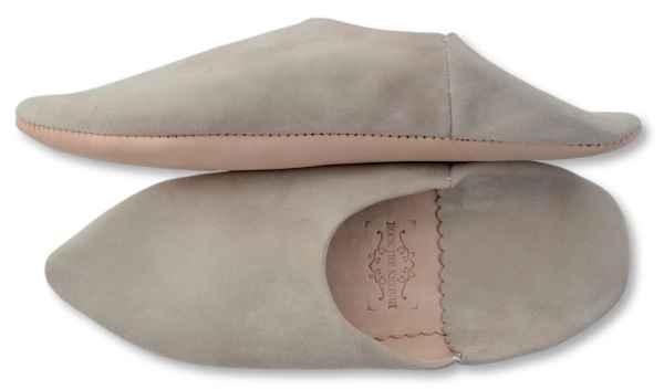 Babouches en Daim Gris pour Femme : Confort, Élégance Durable, et Charme Artisanal avec Bout Pointu