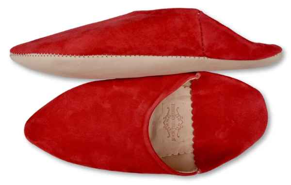 Babouches en Daim Rouge pour Femme : Confort, Élégance Durable, et Charme Artisanal avec Bout Pointu