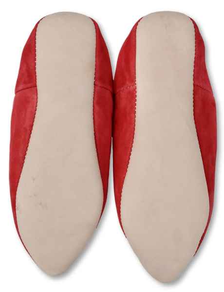 Babouches en Daim Rouge pour Femme : Confort, Élégance Durable, et Charme Artisanal avec Bout Pointu
