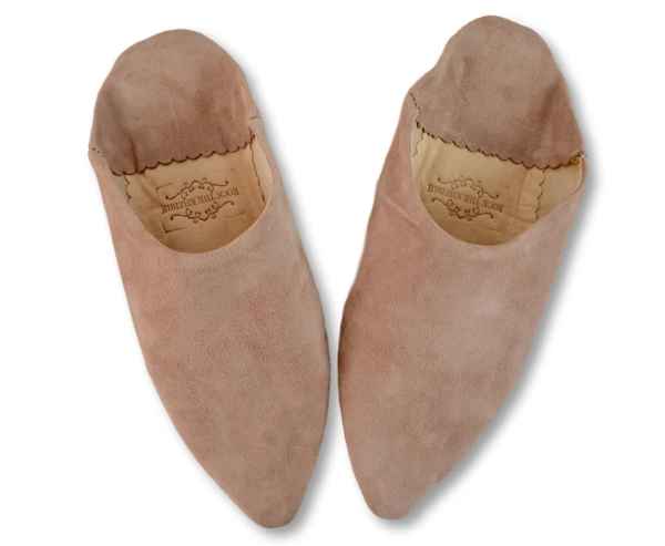 Babouches en Daim Beige pour Femme : Confort, Élégance Durable, et Charme Artisanal avec Bout Pointu