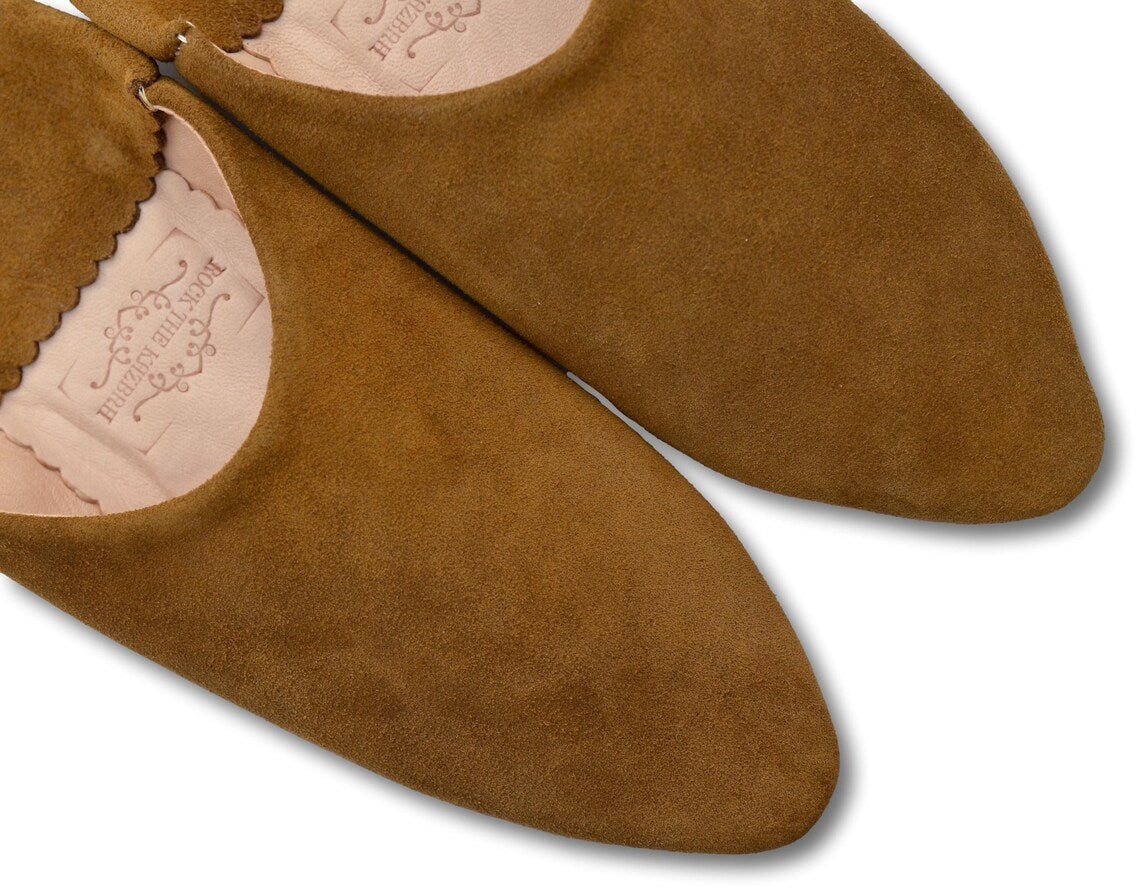 Babouches en Daim Marron Camel pour Femme : Confort, Élégance Durable, et Charme Artisanal avec Bout Pointu