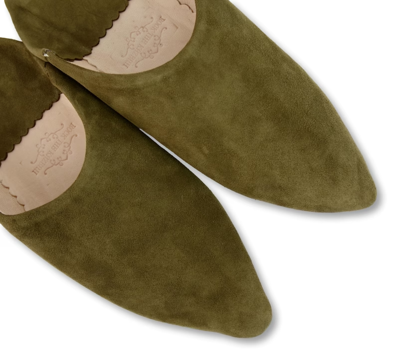 Babouches en Daim Olive pour Femme : Confort, Élégance Durable, et Charme Artisanal avec Bout Pointu