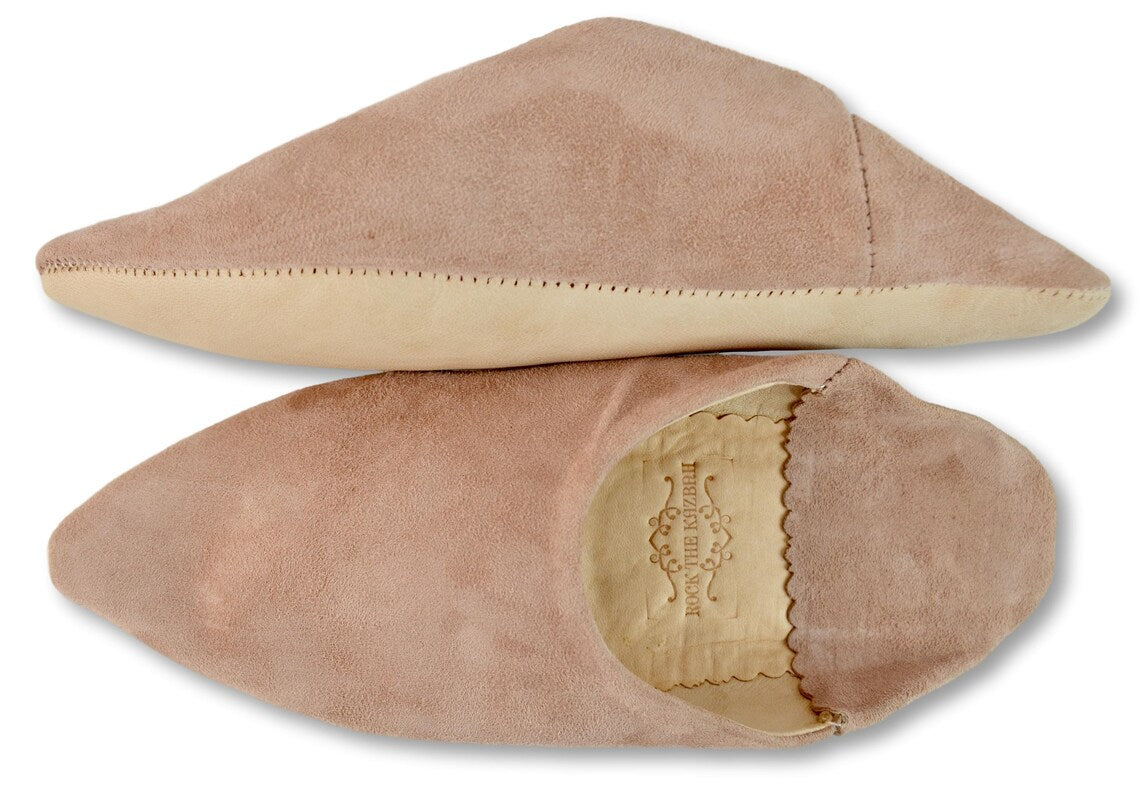 Babouches en Daim Beige pour Femme : Confort, Élégance Durable, et Charme Artisanal avec Bout Pointu